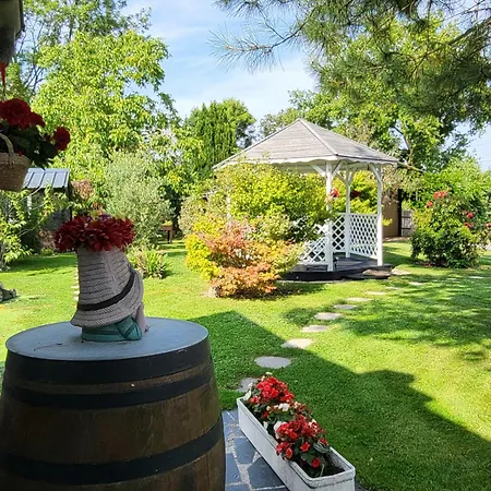 Casa De Invitados Estilo Normandie Nyaraló